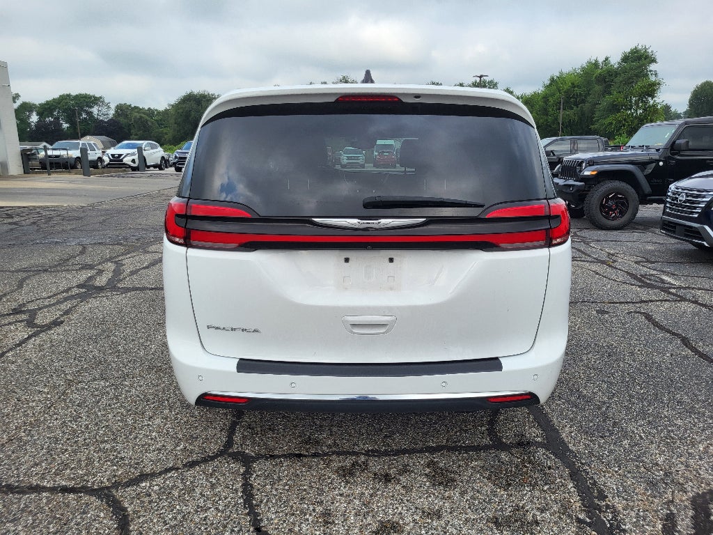 2025 Chrysler Pacifica Select