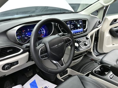 2024 Chrysler Pacifica Hybrid Select