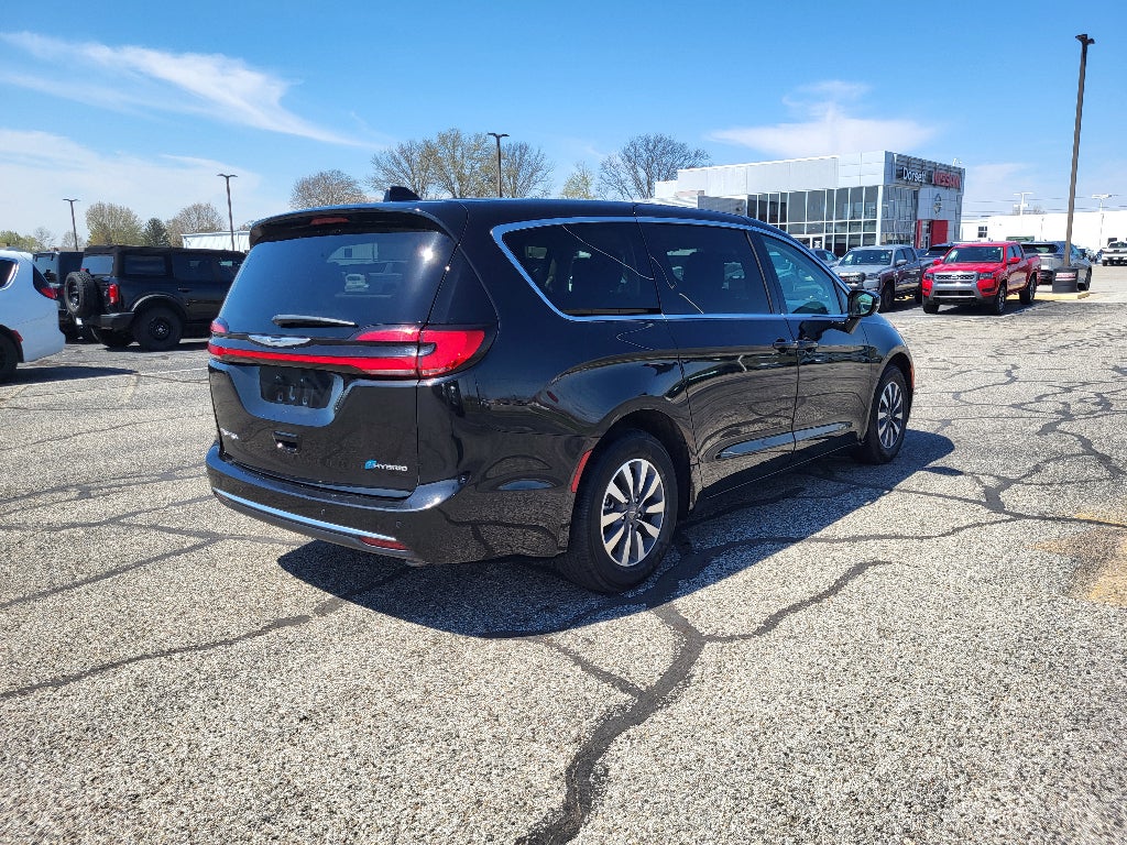 2024 Chrysler Pacifica Hybrid Select