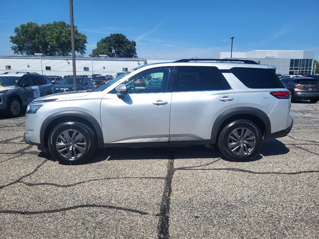 2022 Nissan Pathfinder SV
