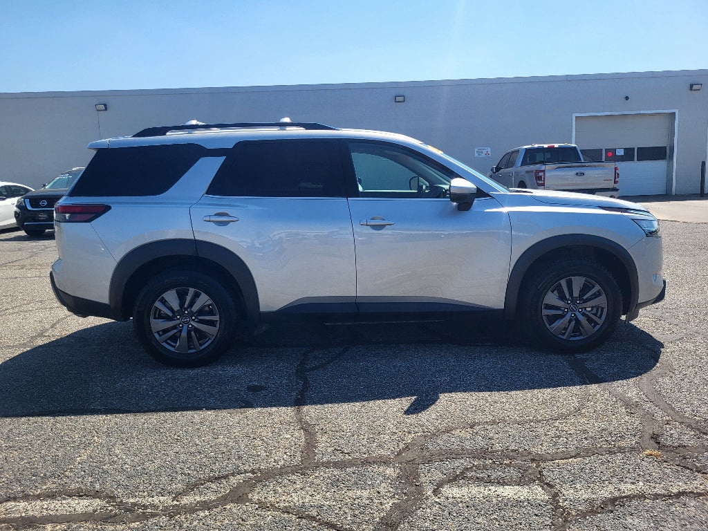 2022 Nissan Pathfinder SV