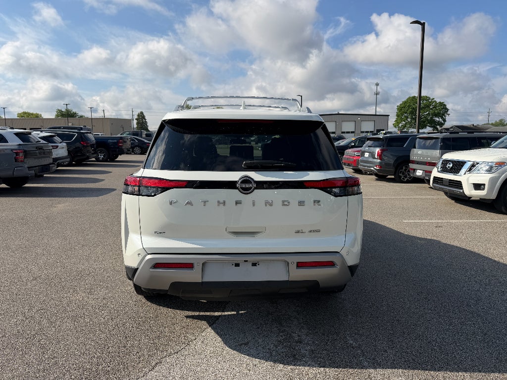 2022 Nissan Pathfinder SL