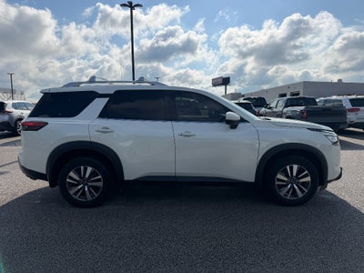 2022 Nissan Pathfinder SL