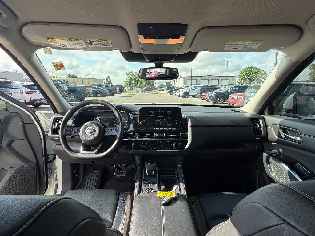 2022 Nissan Pathfinder SL