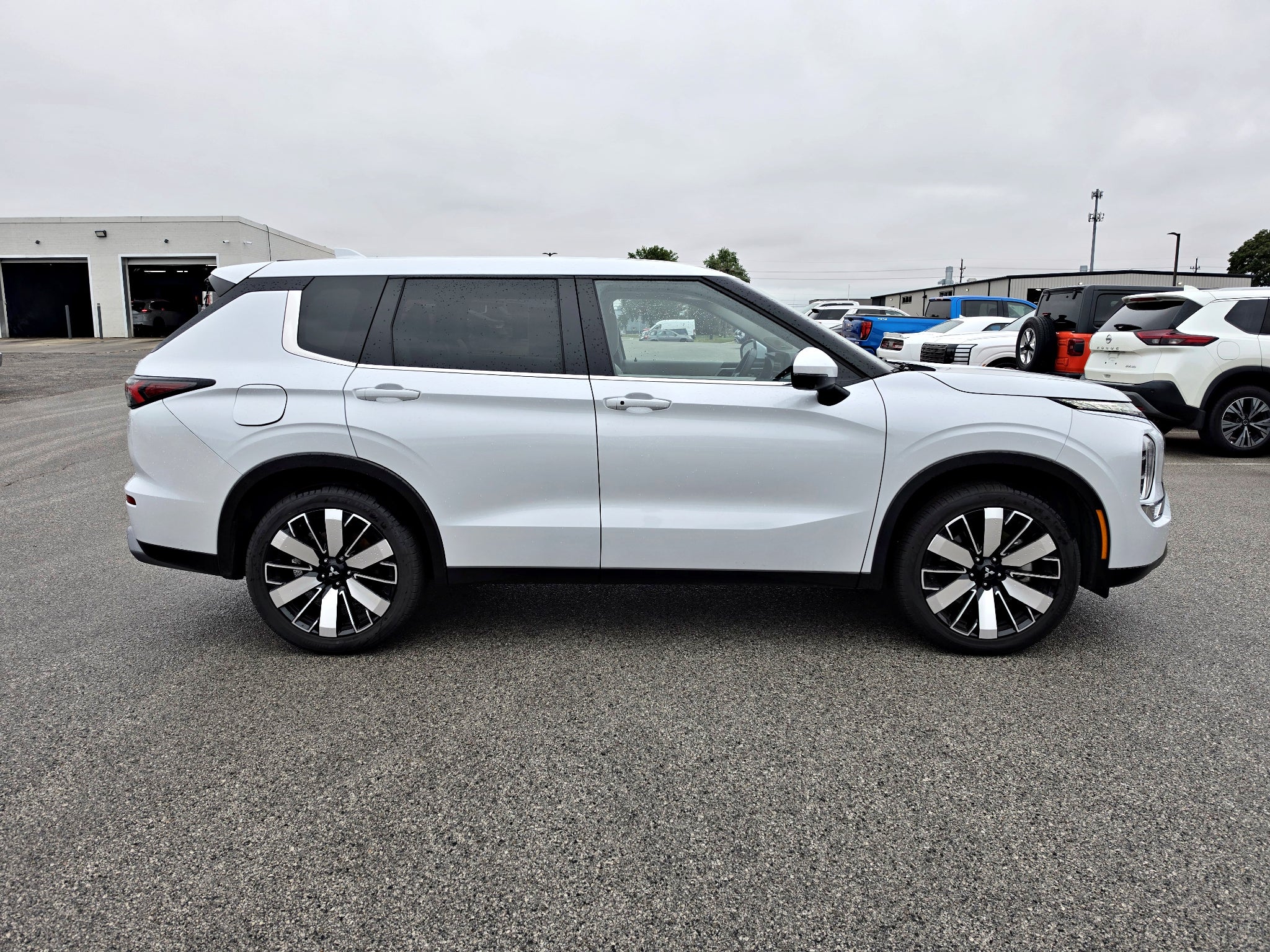 2025 Mitsubishi Outlander SE