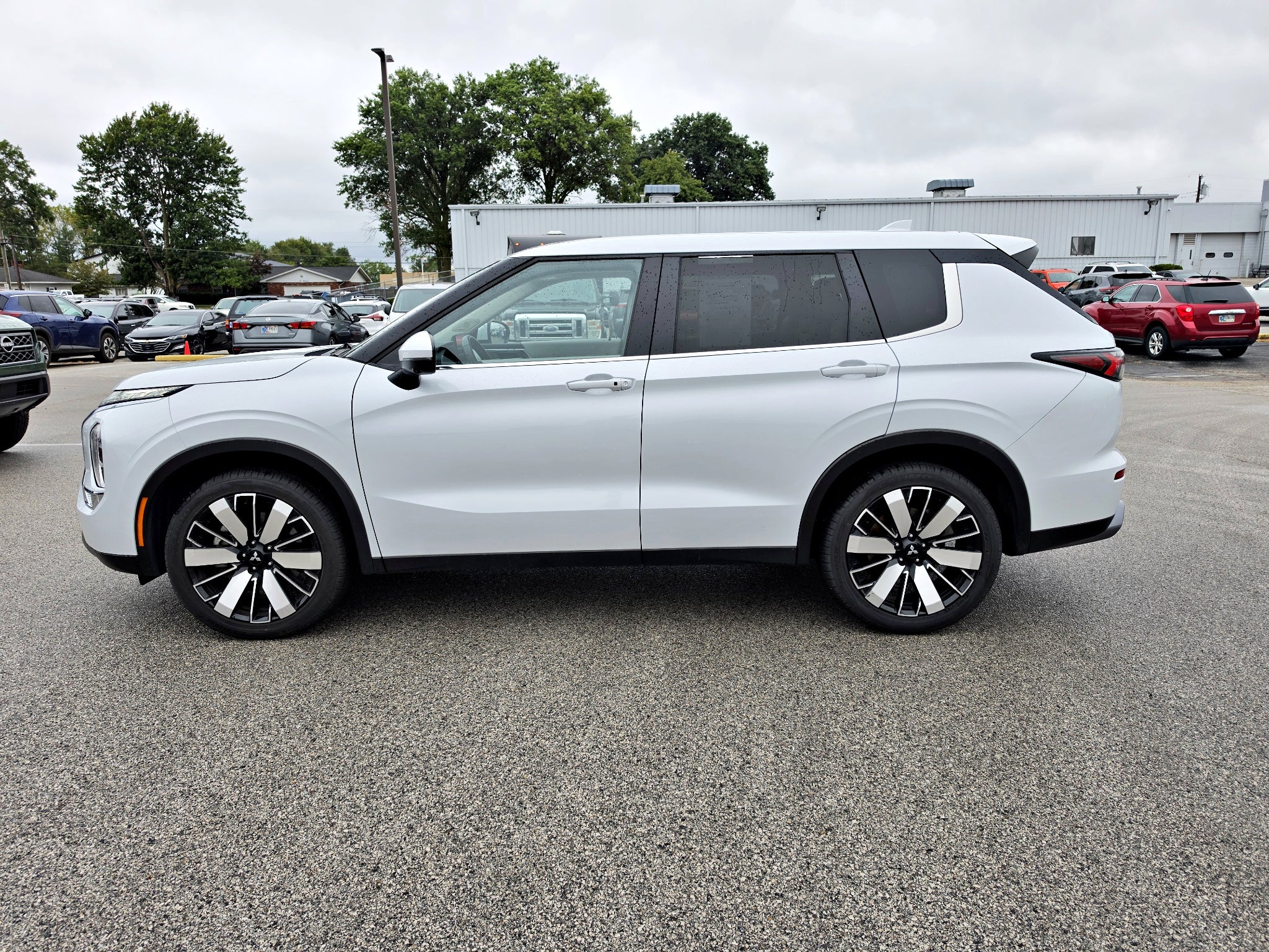 2025 Mitsubishi Outlander SE