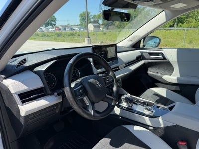 2025 Mitsubishi Outlander SE