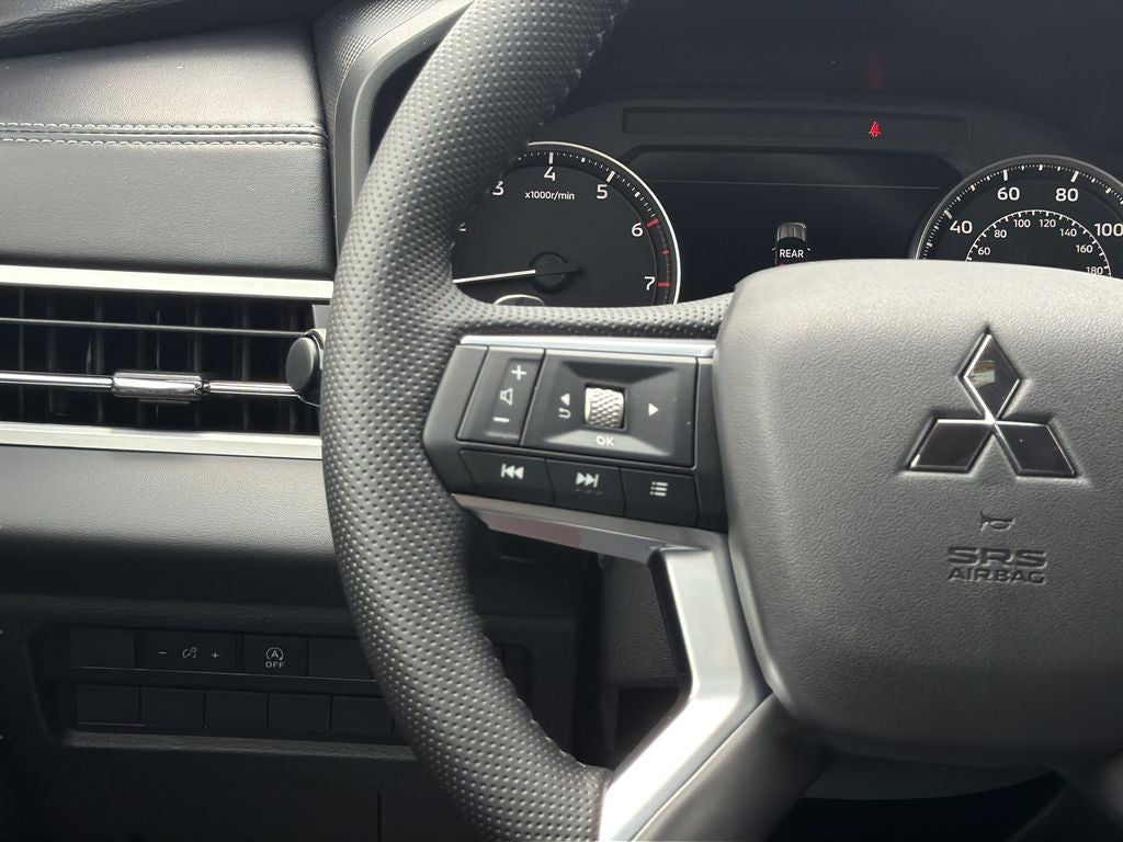 2026 Mitsubishi Outlander LE